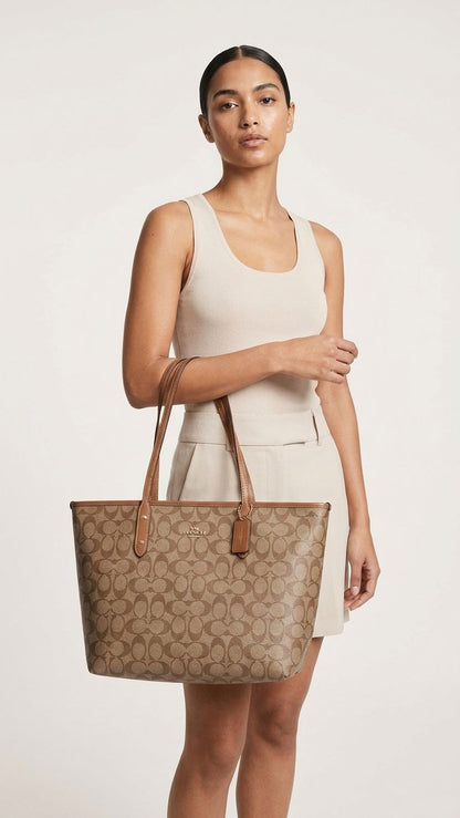 ϾΟΆϾΗ Tote In Signature Canvas Bags Hippochi