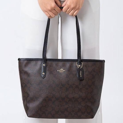 Coach Tote In Signature Canvas Hippochi